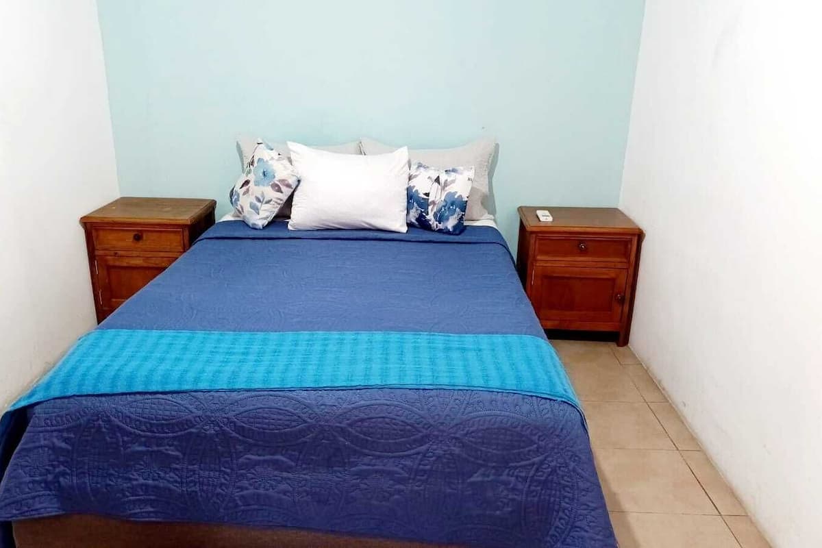 Suite estándar, 1 cama Queen size, vista al patio | 1 habitación, edredón, wifi gratis y ropa de cama