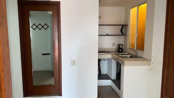 Standard Suite, 1 Queen Bed, Courtyard View | Private kitchen