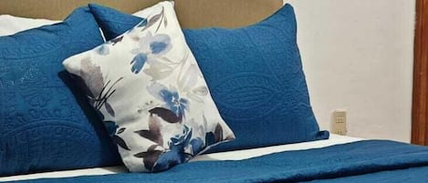 Chambre, 1 grand lit, balcon, vue ville | 1 chambre, couette en duvet d'oie, Wi-Fi gratuit, draps fournis