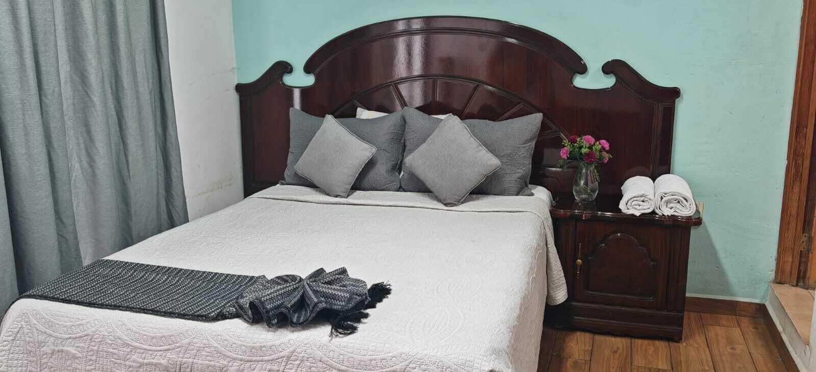 ห้องเบสิก, เตียงควีนไซส์ 1 เตียง, ระเบียง, วิวเมือง | ผ้านวมขนเป็ด, Wi-Fi ฟรี, ผ้าปูที่นอน