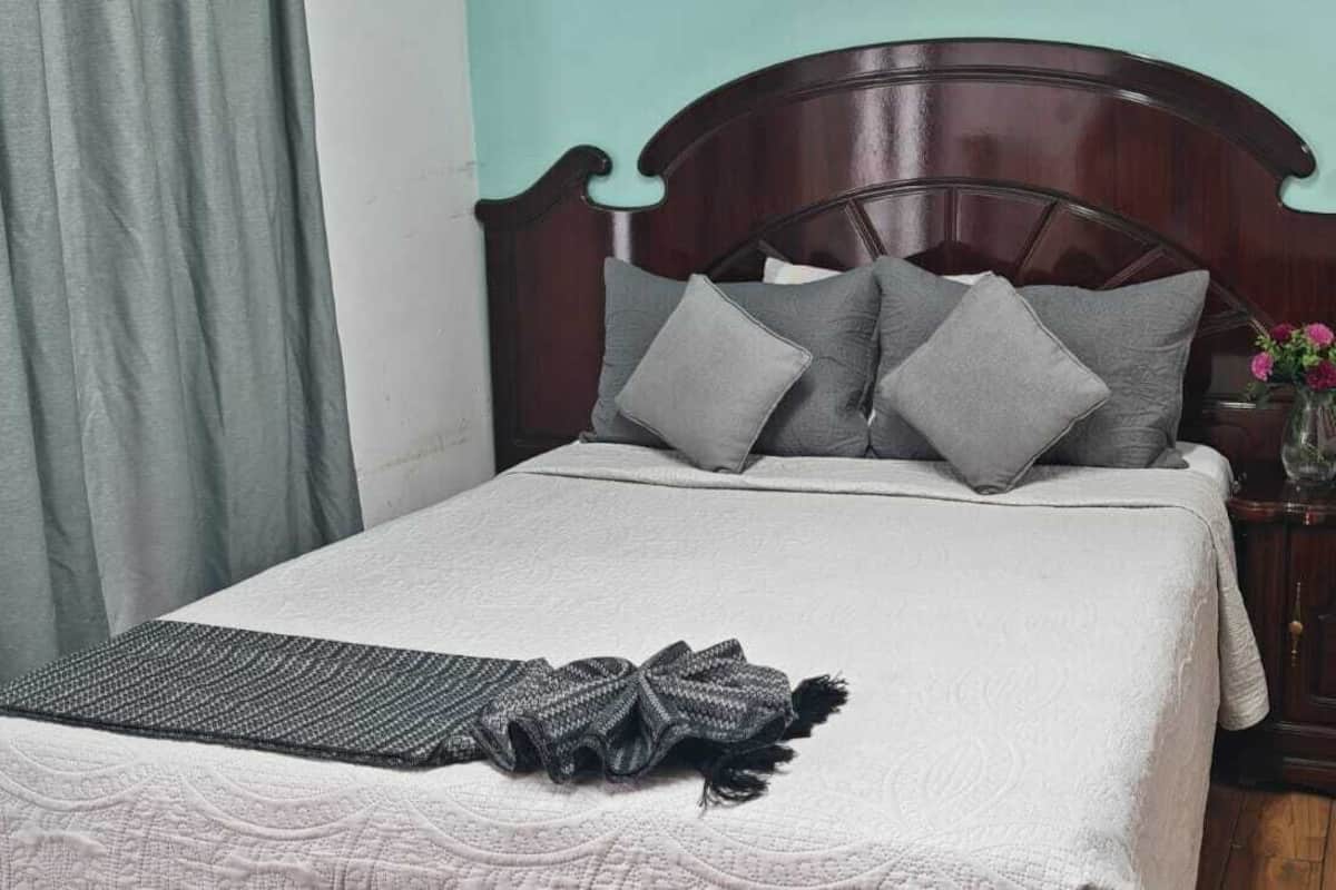 Quarto básico, 1 cama Queen, sacada, vista para a cidade | 1 quarto, edredons de pluma, Wi-Fi de cortesia, roupa de cama