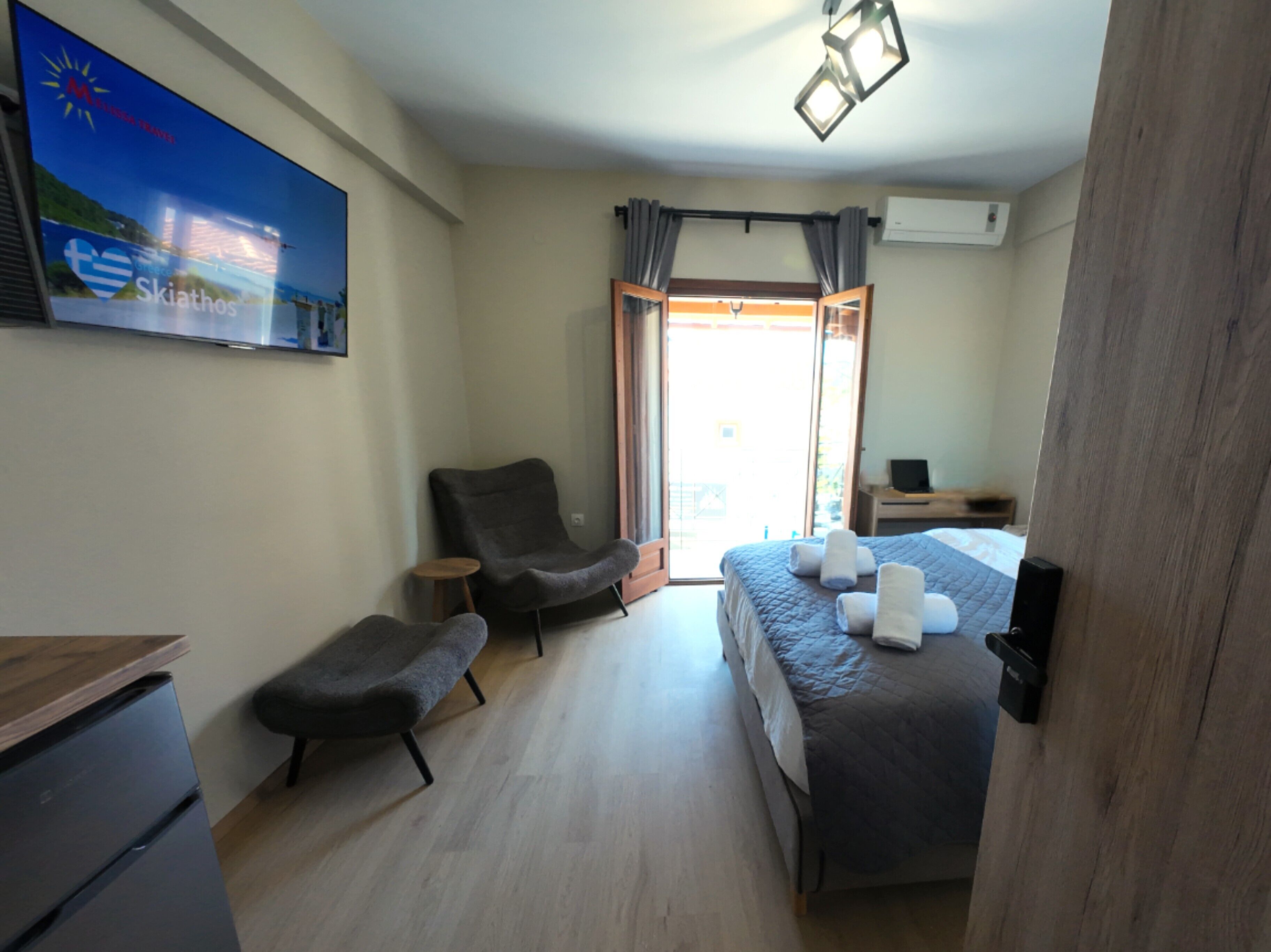 Kamer, balkon, uitzicht op stad | Een kluis op de kamer, verduisterende gordijnen, geluiddichte muren