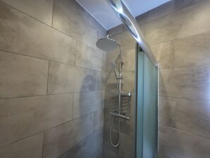 Zimmer, Balkon, Stadtblick | Badezimmer