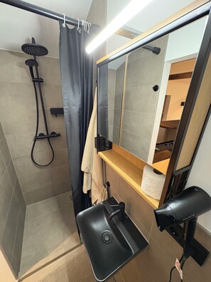 Secador de cabelo, toalhas de banho, sabonete, papel higiênico