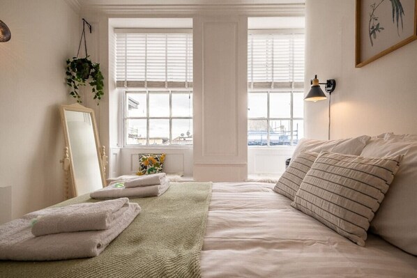 1 slaapkamer, een strijkplank/strijkijzer, gratis wifi, beddengoed