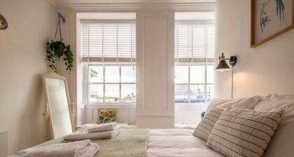 Stylish and bright City Centre apartment