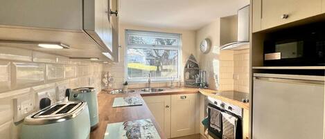 Frigorífico, microondas, horno y lavavajillas