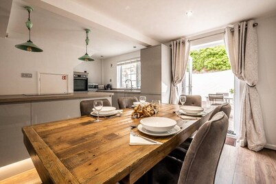 Stylish Cosy 3 Bedroom Cottage with parking in Topsham
