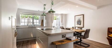 ثلاجة، ميكروويف، فرن، موقد طهي مسطح