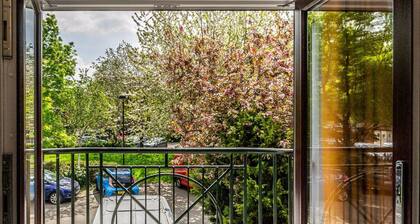 Stylish townhouse by the Quay with parking