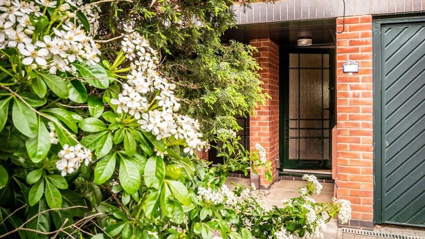 A brick building with a green door and a small sign above it. - Stylish townhouse by the Quay with parking (Exeter)