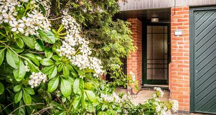 Stylish townhouse by the Quay with parking
