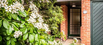 Stylish townhouse by the Quay with parking