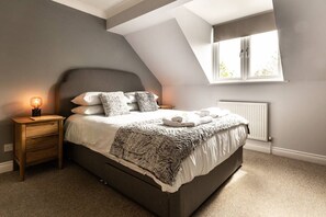 3 bedrooms, desk, iron/ironing board, free WiFi - Stylish townhouse by the Quay with parking (Exeter)