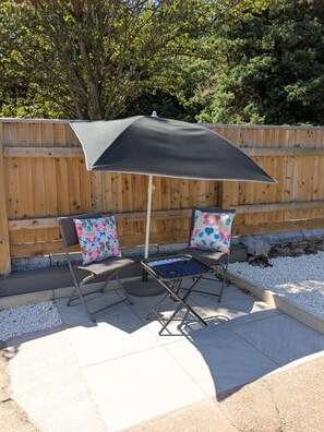 Terrace/patio - Charming character lodge in cemetery grounds (Devon)
