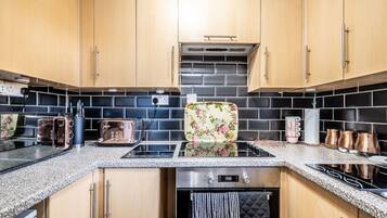 Frigorifero, microonde, forno, piano cottura