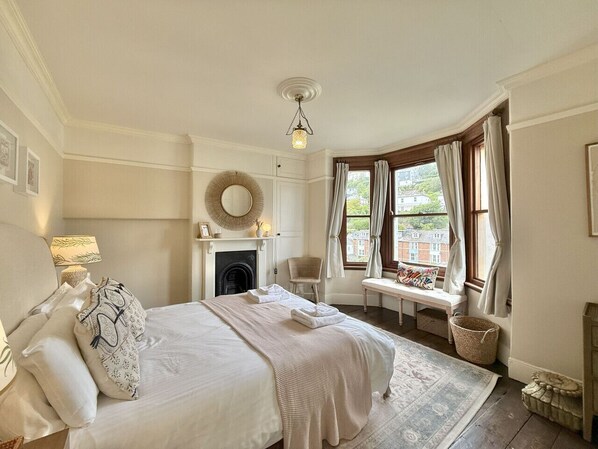 3 عدّة غرف نوم ومكتب ومكواة/لوح كي وسرير سفر