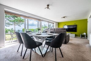 Dining - 2 BR Seaside Flat/ Parks 2 - Garden & Ocean Views (Dawlish)