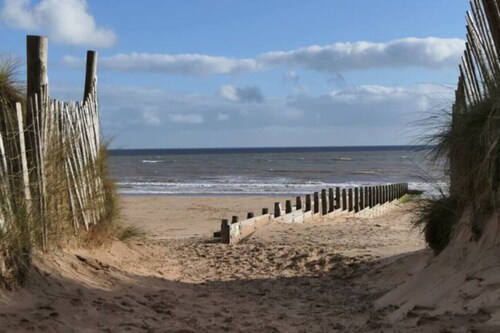 Ocean views, peace and quiet in this homely flat