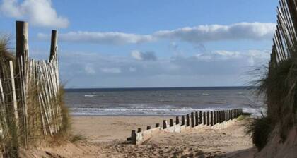 Ocean views, peace and quiet in this homely flat