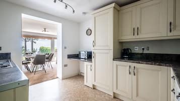 雪櫃、微波爐、焗爐、爐具