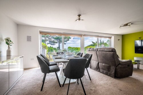 2 BR Seaside Flat/ Parks 2 - Garden & Ocean Views
