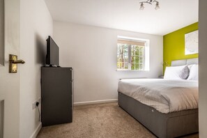 2 habitaciones, tabla de planchar con plancha y cuna de viaje