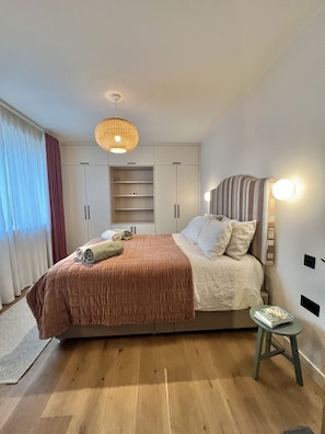 2 slaapkamers, een bureau, een strijkplank/strijkijzer, gratis wifi