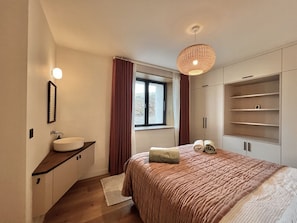 2 slaapkamers, een bureau, een strijkplank/strijkijzer, gratis wifi
