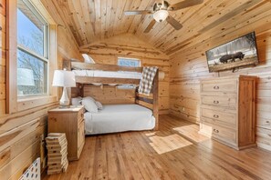 5 bedrooms, desk, free WiFi, bed sheets