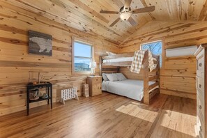 5 bedrooms, desk, free WiFi, bed sheets