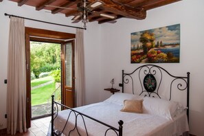 5 bedrooms, iron/ironing board, WiFi, bed sheets