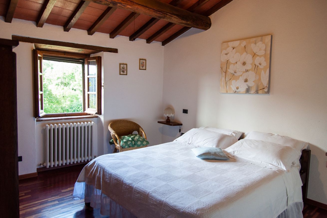 5 bedrooms, iron/ironing board, WiFi, bed sheets
