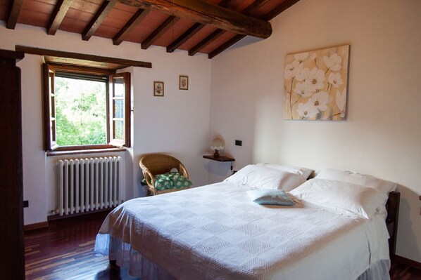 5 bedrooms, iron/ironing board, WiFi, bed sheets
