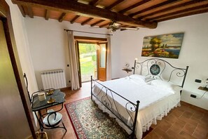 5 bedrooms, iron/ironing board, WiFi, bed sheets