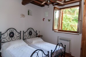 5 bedrooms, iron/ironing board, WiFi, bed sheets