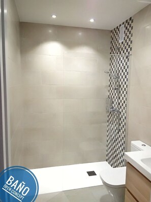 Asciugacapelli, bidet, asciugamani, sapone