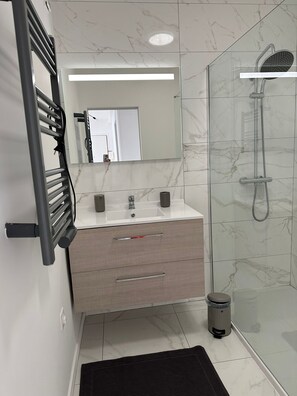Dusche, Haartrockner, Handtücher, Seife
