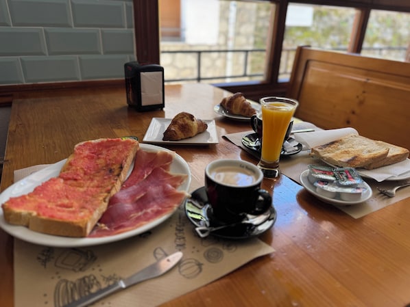 Frukost enligt egen beställning varje dag mot avgift