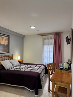 Desk, laptop workspace, bed sheets - HOSTAL MARBORE (Bielsa)