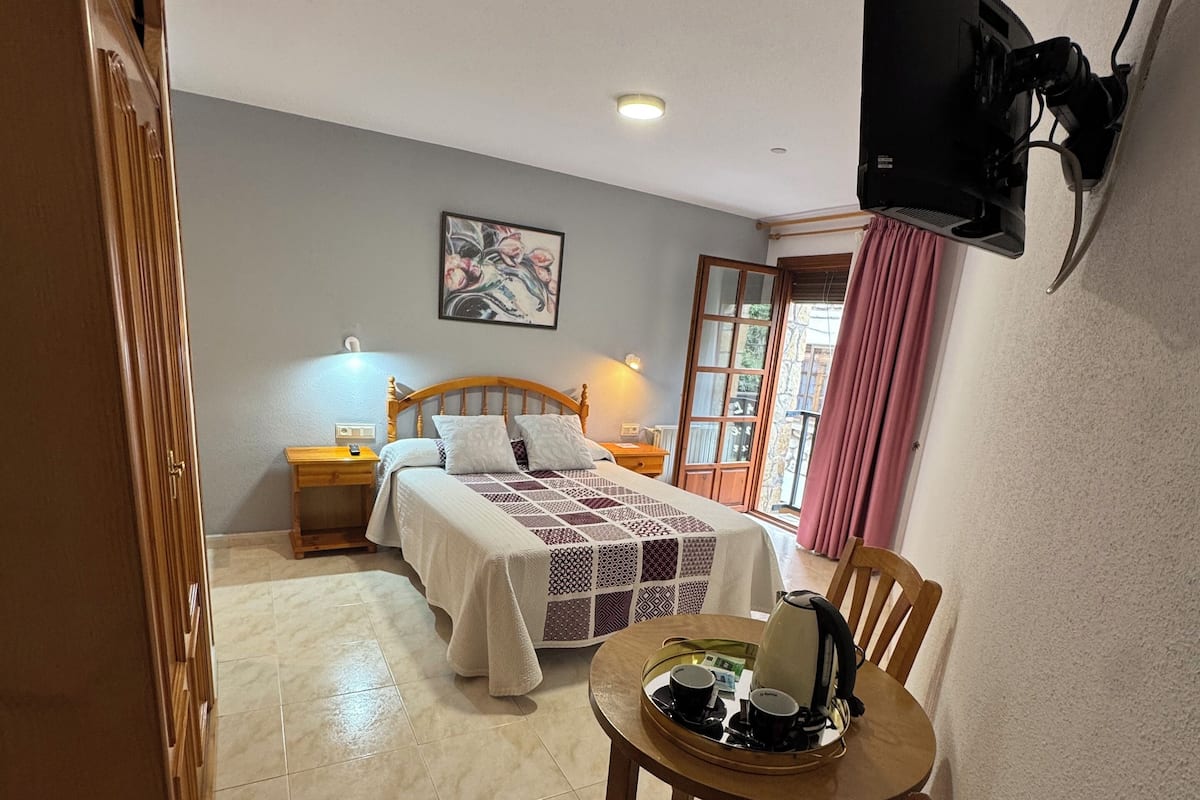 Standard Double Room, Balcony, City View | Meja, ruang kerja komputer riba, cadar katil