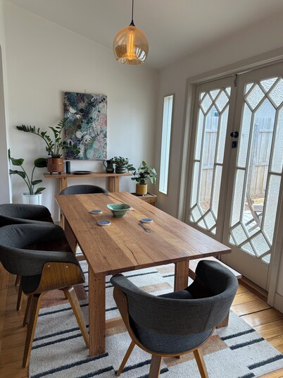 Just off the beautiful Lake Wendouree, fully fenced, dog friendly, air cond 