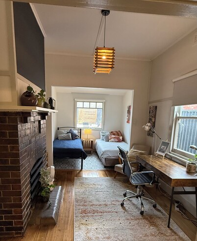 Just off the beautiful Lake Wendouree, fully fenced, dog friendly, air cond 