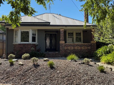 Just off the beautiful Lake Wendouree, fully fenced, dog friendly, air cond 