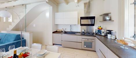 Jääkaappi, mikroaaltouuni, uuni, astianpesukone