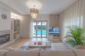 家庭別墅, 4 間臥室, 山景 | 客廳 | 52 吋LCD 電視連有線電視頻道、壁爐、 辦公室