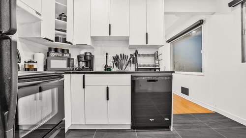 Modern 2BR Suite W/ King Beds & Remote Workspace close to Zoo and Downtown