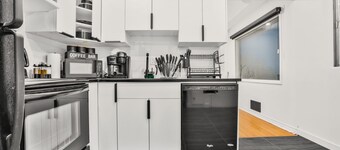 Modern 2BR Suite W/ King Beds & Remote Workspace close to Zoo and Downtown