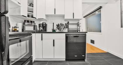 Modern 2BR Suite W/ King Beds & Remote Workspace close to Zoo and Downtown