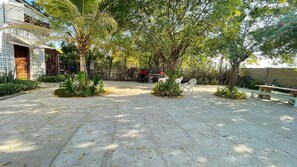 Outdoor dining - Choose a family vacation rental in Morondava! (Morondava)
